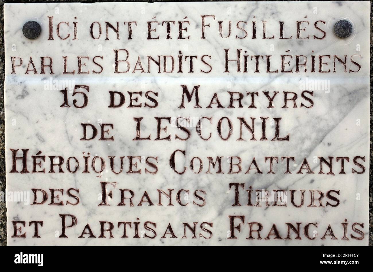 Plaque commemorative pour 15 des martyrs de Lesconil (Finistere), fusilles par les 'bandits hitleriens'. Photographie, plage de la pointe de la torche, Plobannalec Lesconil (France). Stock Photo