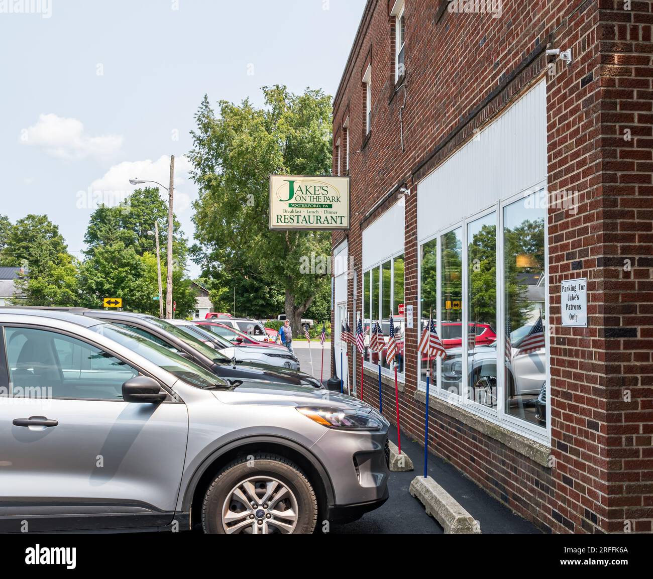 Cars parked in front of Jake's on the Park restaurant, a popular eating establishment in Waterford, Pennsylvania, USA Stock Photo