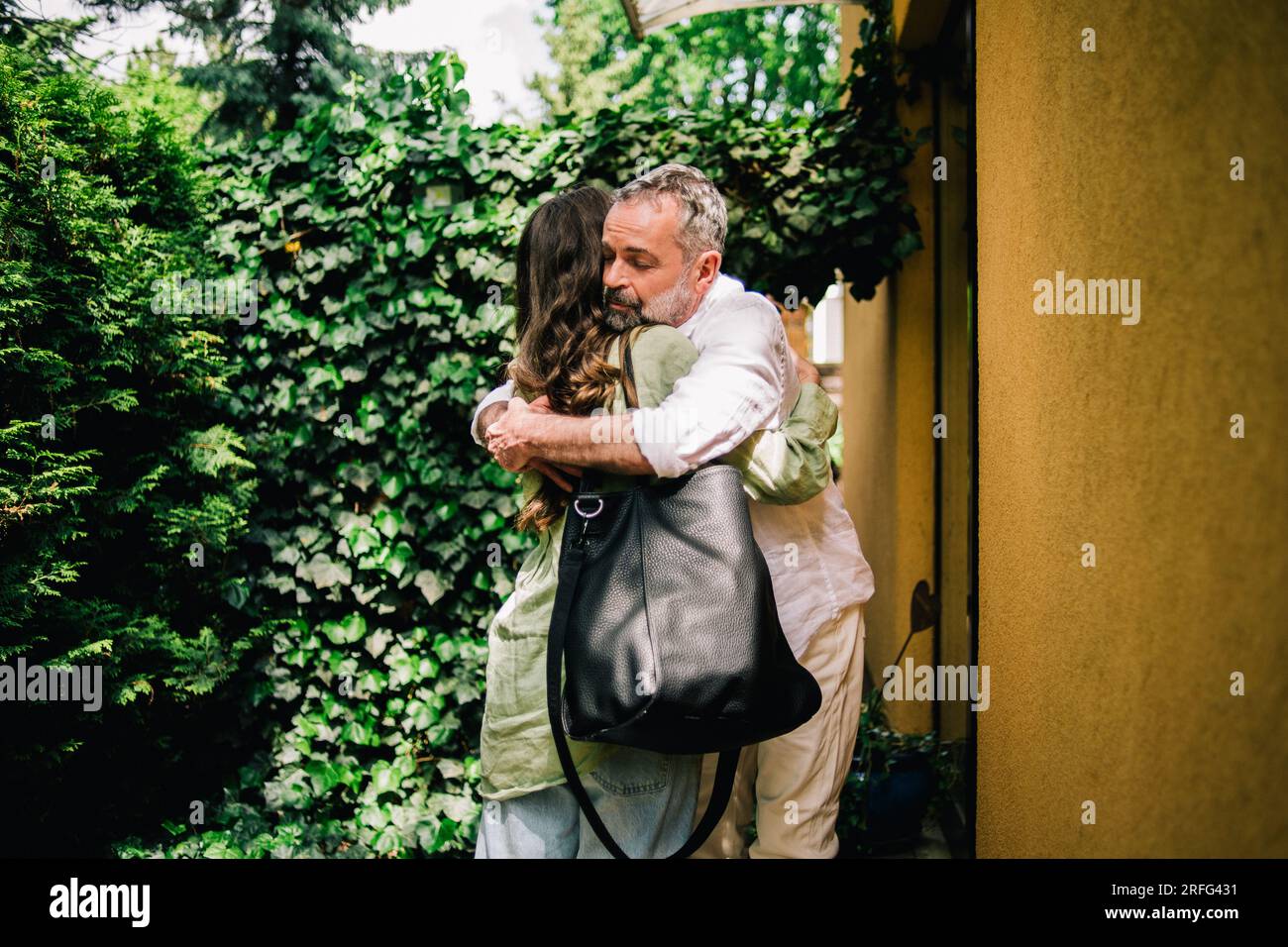 Berlin, Germany. 25th May, 2023. A hug on the way out. Now the child ...