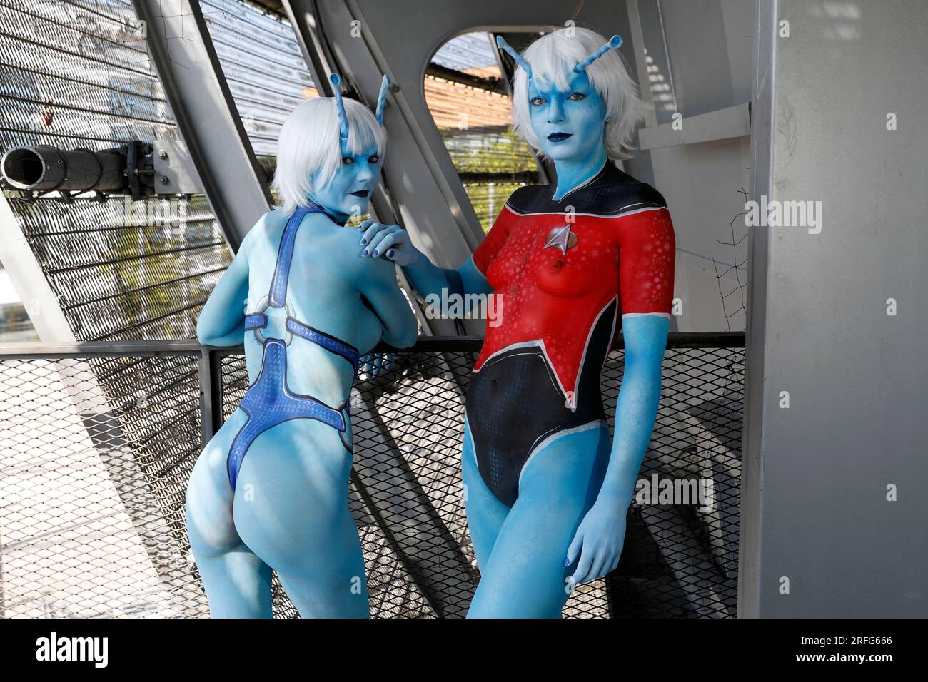GEEK ART - Bodypainting and Transformaking: Star Trek photoshooting with Renée-Claire Meinhold and Julia as Andorians at the Expo Plaza in Hanover. - A project by photographer Tschiponnique Skupin and bodypainter Enrico Lein Stock Photo