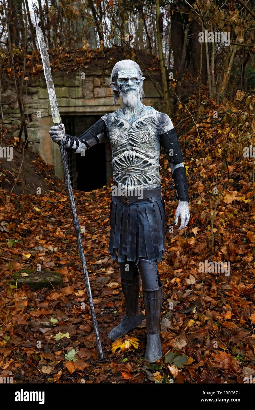GEEK ART - Bodypainting and Transformaking: Game of Thrones photoshooting  with Torben as  White Walker in the ruins of Calenberg Castle in Schulenburg. - A project by photographer Tschiponnique Skupin and bodypainter Enrico Lein Stock Photo