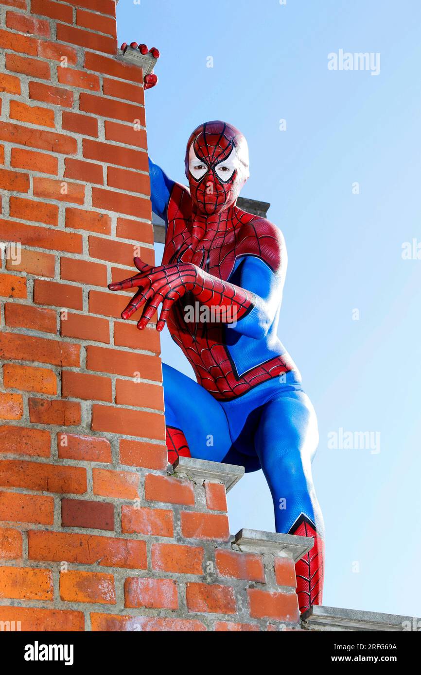 GEEK ART - Bodypainting and Transformaking: Spider-Man photoshooting with Patrick Kiel at the Hefehof in Hamelin. - A project by photographer Tschiponnique Skupin and bodypainter and transformaker Enrico Lein Stock Photo
