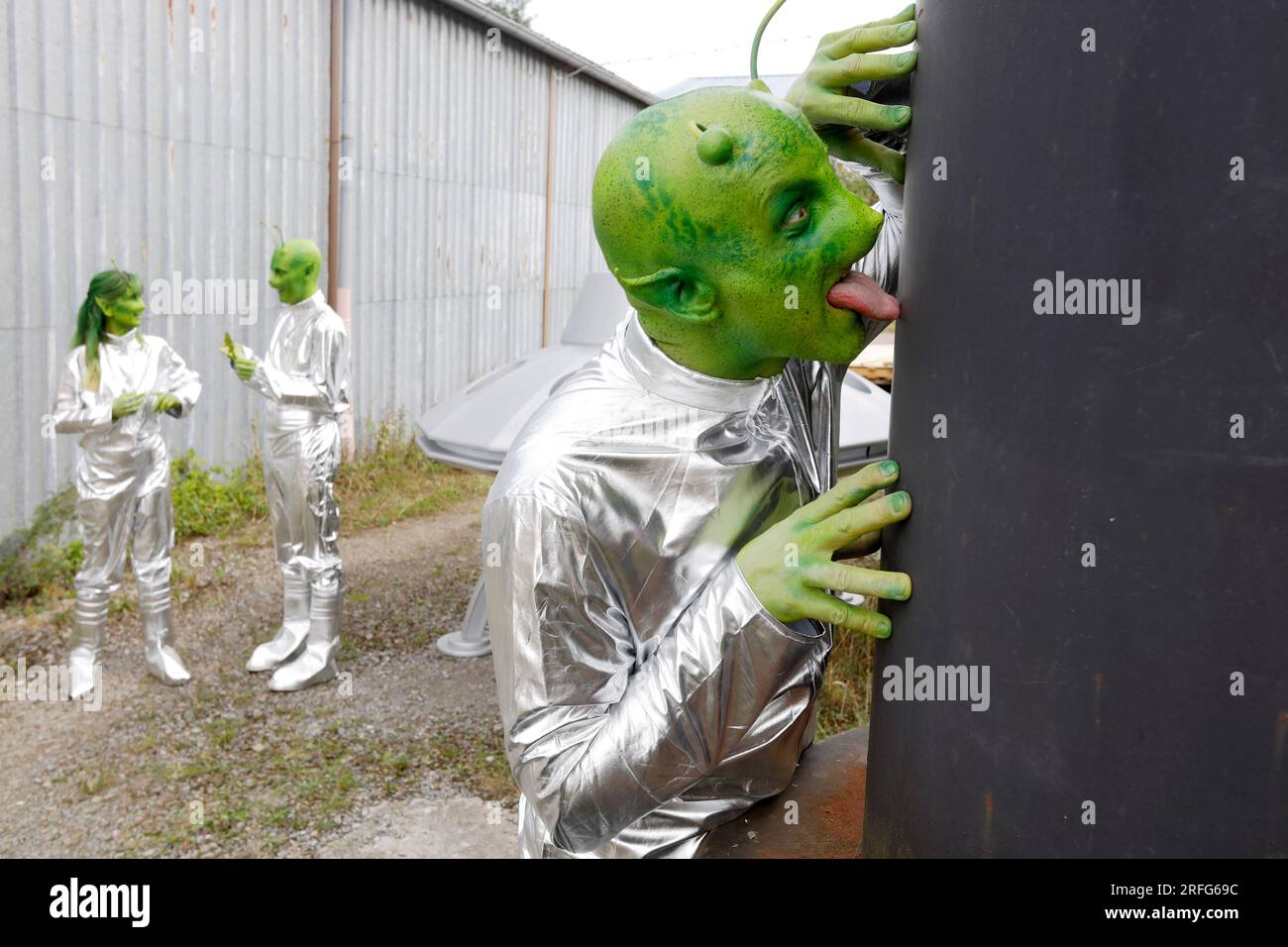 GEEK ART - Bodypainting and Transformaking: UFO photoshooting with Paul Skupin, Enrico Lein and Maria Skupin as aliens after a landing on an industrial site on planet Earth in Bakede. - A project by photographer Tschiponnique Skupin and bodypainter Enrico Lein Stock Photo