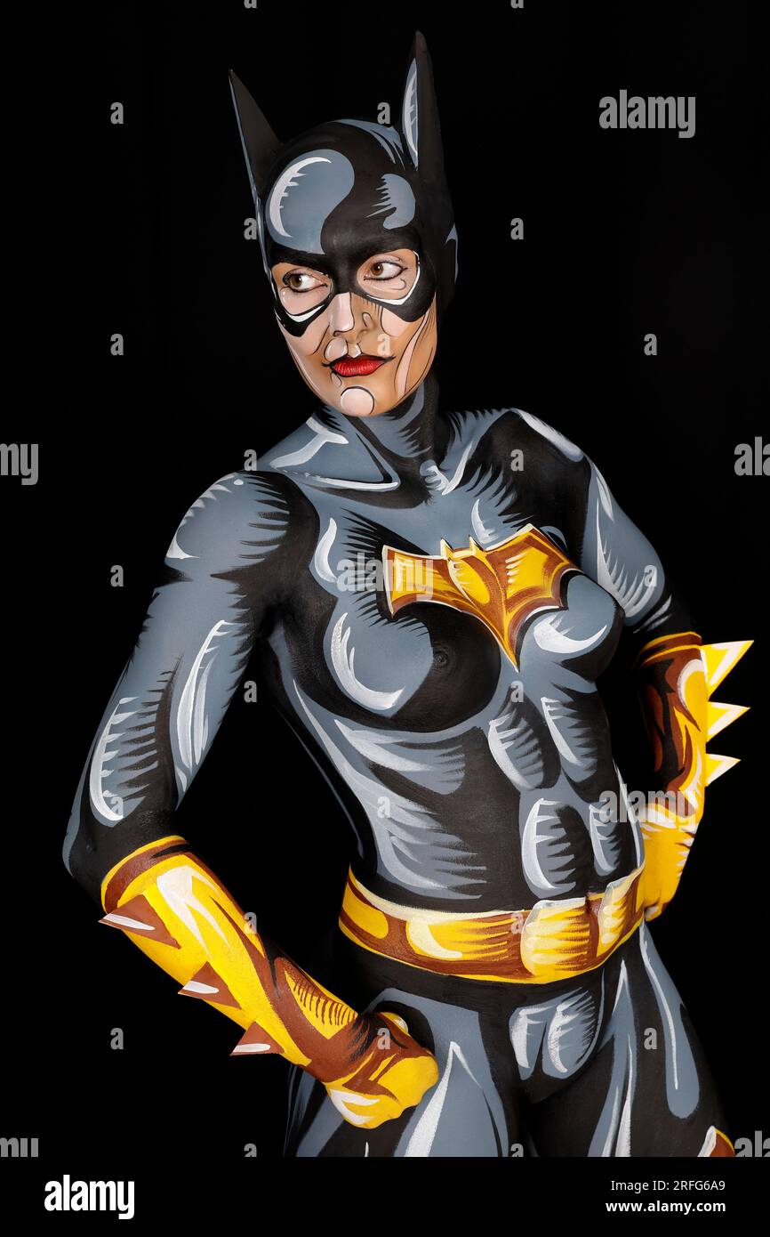 GEEK ART - Bodypainting and Transformaking: Batgirl Comic photoshooting with Janina in a sprayed comic backdrop by Enrico Lein at Atelier Düsterwald in Hamelin. - A project by photographer Tschiponnique Skupin and bodypainter Enrico Lein Stock Photo