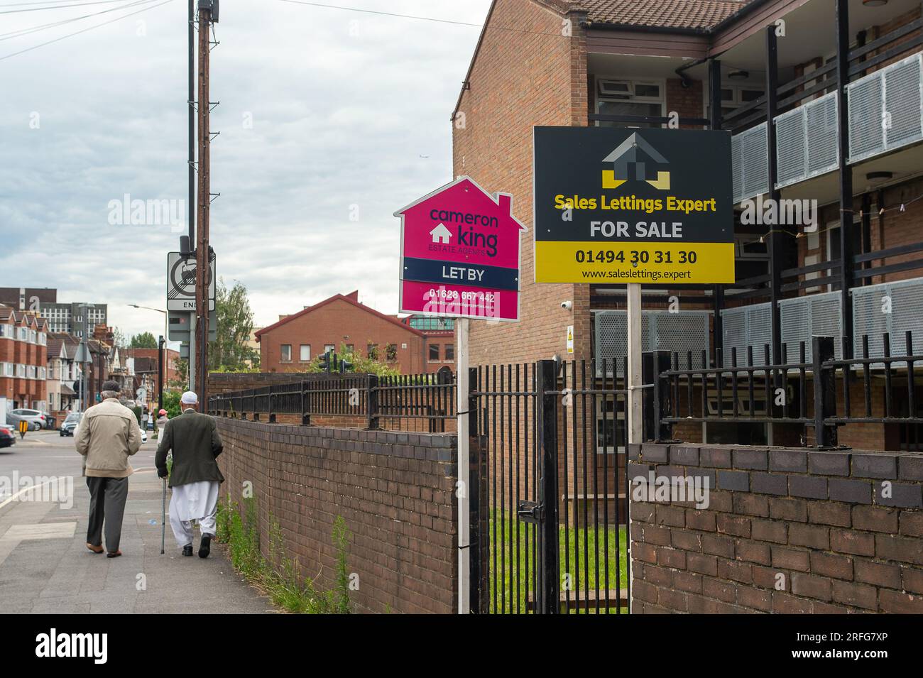 Slough, Berkshire, UK. 3rd August, 2023. Estate Agents boards outside apartments in Slough Town Centre, Berkshire. Today The Bank of England has increased the interest rate by 0.25% to 5.25%. This will put further pressure on some mortgage holders, however, it is nothing like as bad as in 1979 when mortgage interest rates reached 17%. Credit: Maureen McLean/Alamy Live News Stock Photo