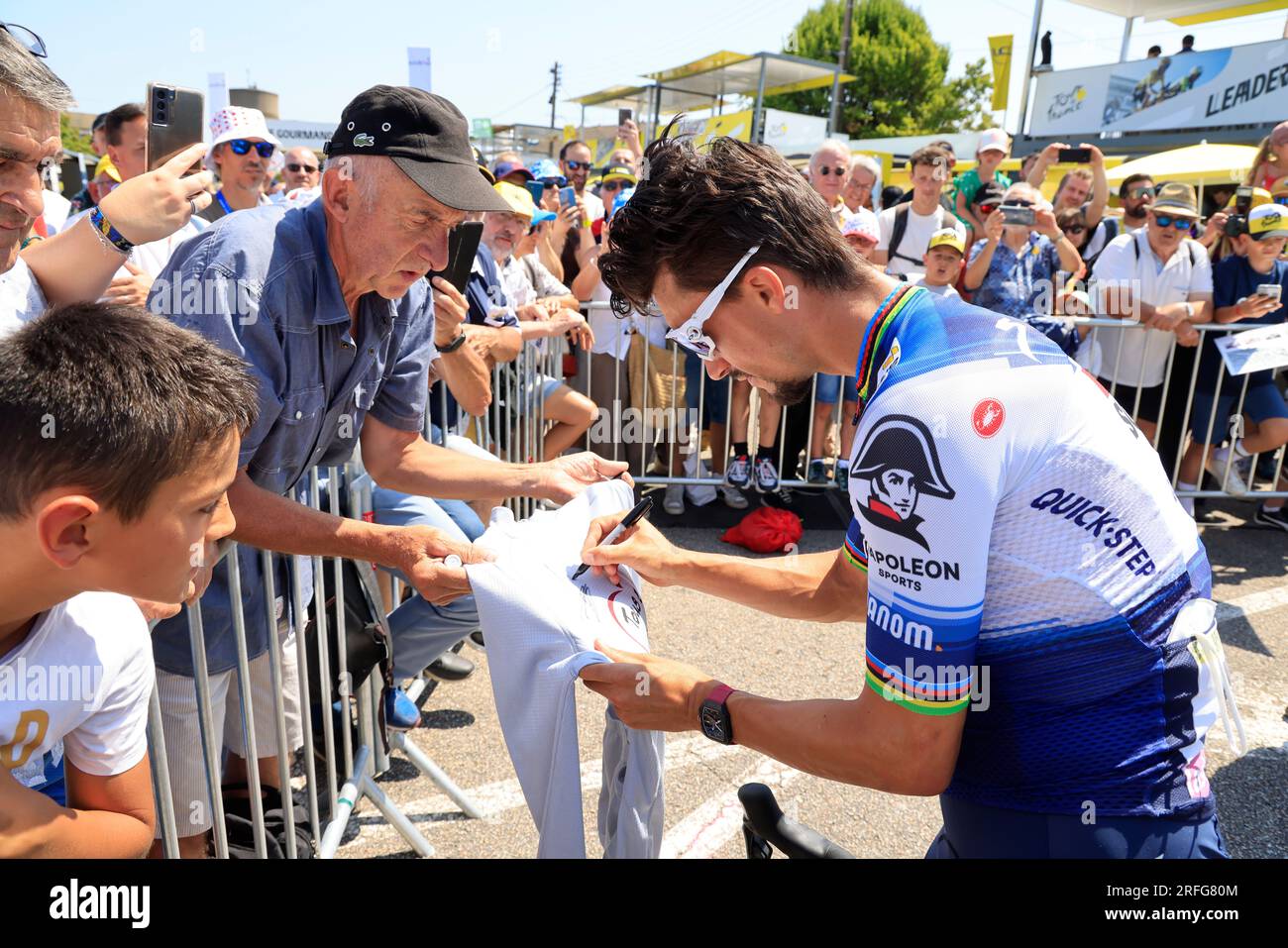 Le coureur cycliste français Julian Alaphilippe signe des autographes avant le départ de la 9ème étape du Tour de France 2023 le 9 juillet 2023, Saint Stock Photo