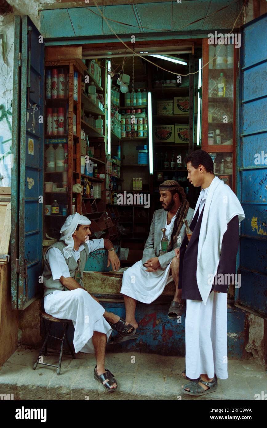 Street vendors in the ancient city of Sanaa, historic district of Old Sana'a, Yemen, Middle East Stock Photo