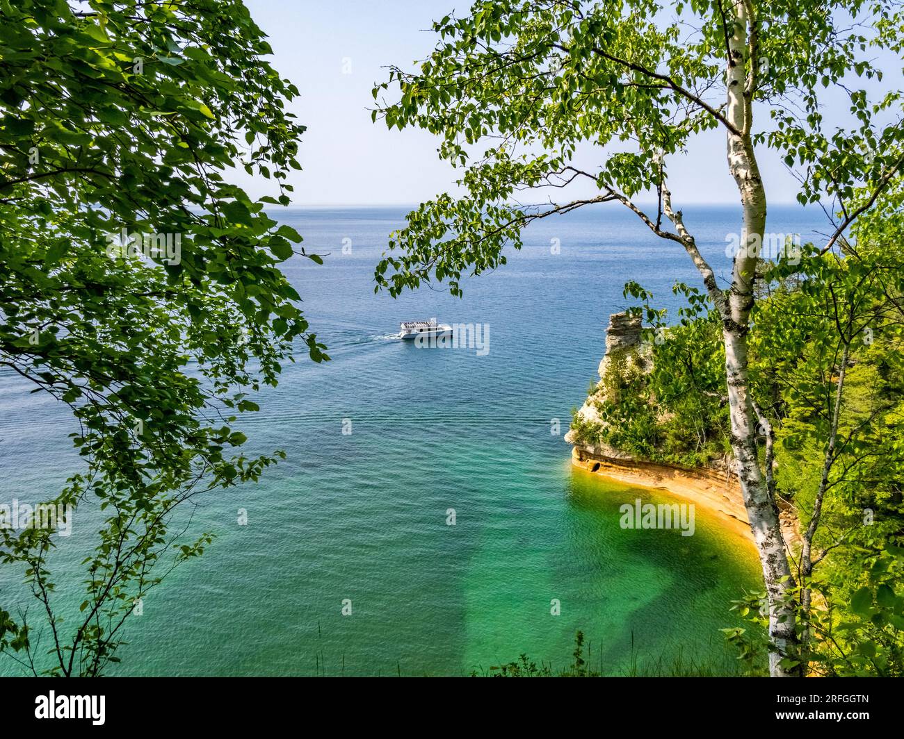 Tour boat off Miner's Castle rock formation on Lake Superior in Pictured Rocks National Lakeshore on the Upper Peninsula of Michigan USA Stock Photo