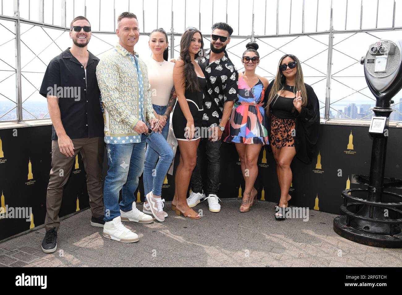 New York, USA. 03rd Aug, 2023. 'Jersey Shore Family Vacation' cast members (l-r) Vinny Guadagnino, Mike 'The Situation' Sorrentino, Jenni 'JWOWW' Farley, Sammi 'Sweetheart' Giancola, Paul 'DJ Pauly D' DelVecchio, Deena Nicole Cortese and Nicole 'Snooki' Polizzi visit the Empire State Building, New York, NY, August 3, 2023. (Photo by Anthony Behar/Sipa USA) Credit: Sipa USA/Alamy Live News Stock Photo