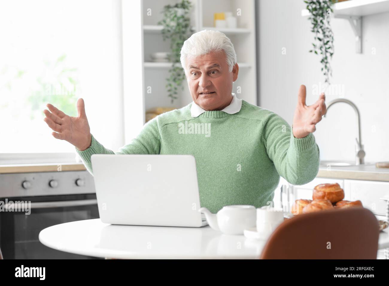 Kitchen gadget confused hi-res stock photography and images - Alamy