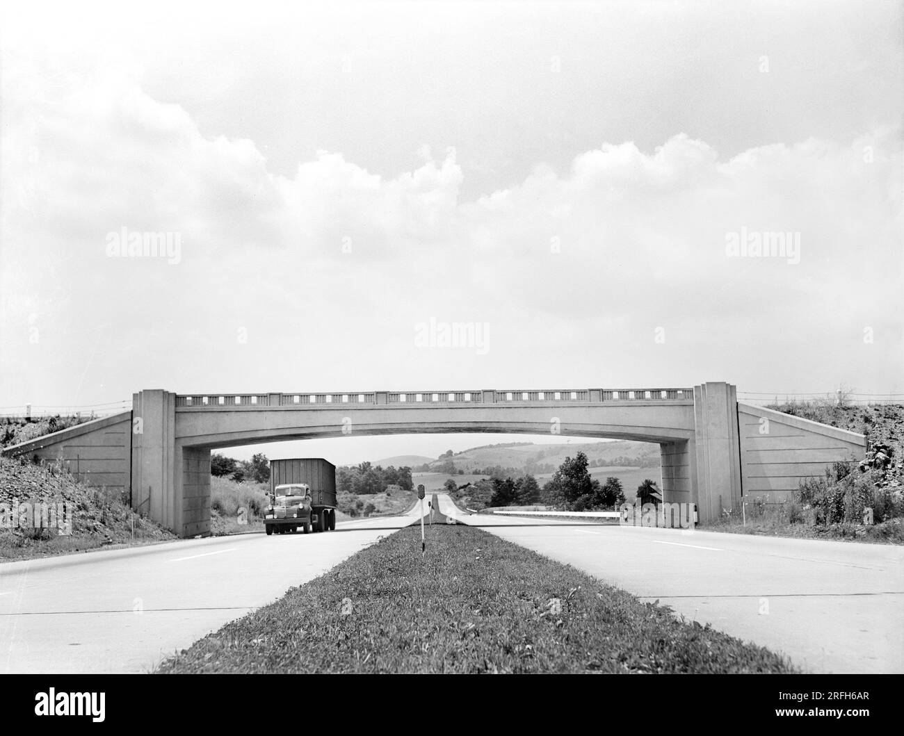 Pennsylvania Turnpike and overhead bridge, Pennsylvania, USA, Arthur Rothstein, U.S. Office of War Information, July 1942 Stock Photo