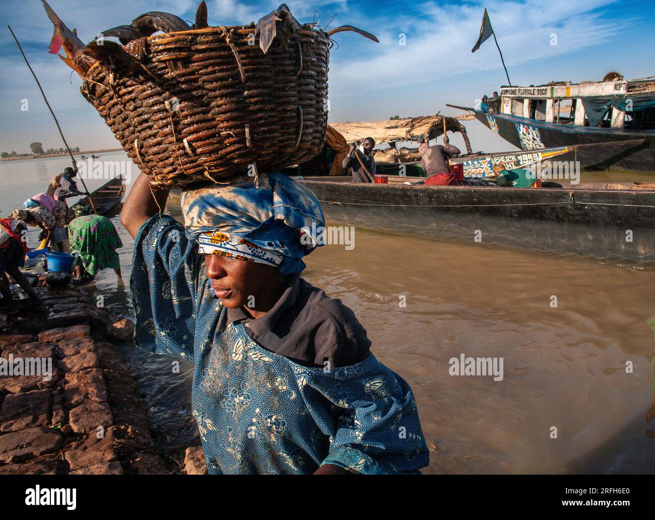 Fishermen and labourers unloading fish in the port of Mopti. Mali, West Africa Stock Photo