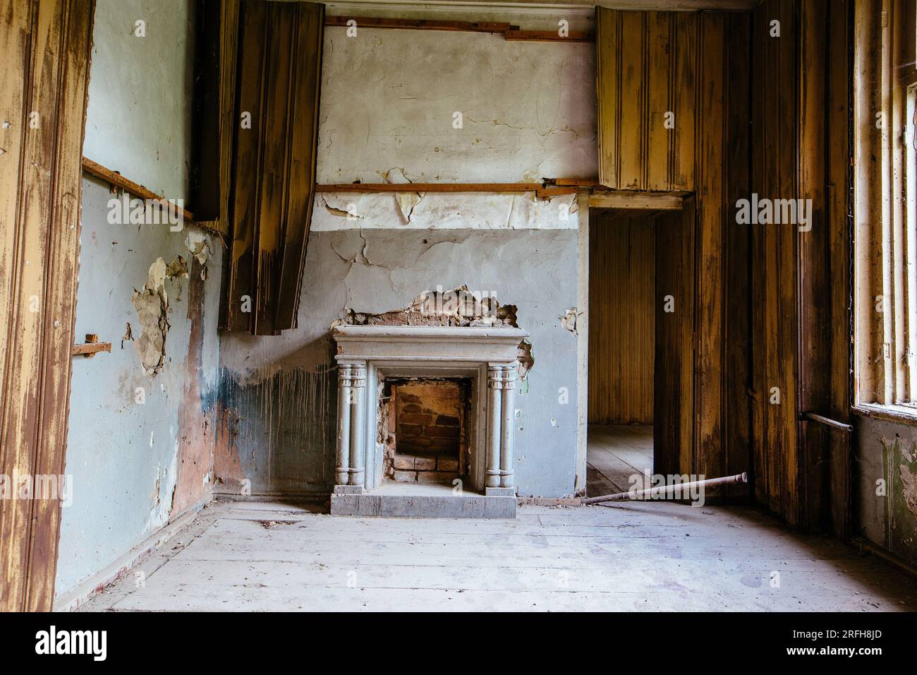 Fireplace old mansion hi-res stock photography and images - Alamy