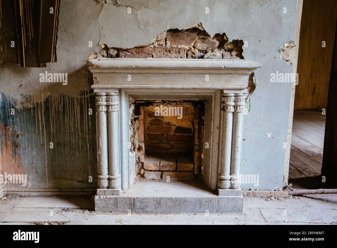 Fireplace old mansion hi-res stock photography and images - Alamy