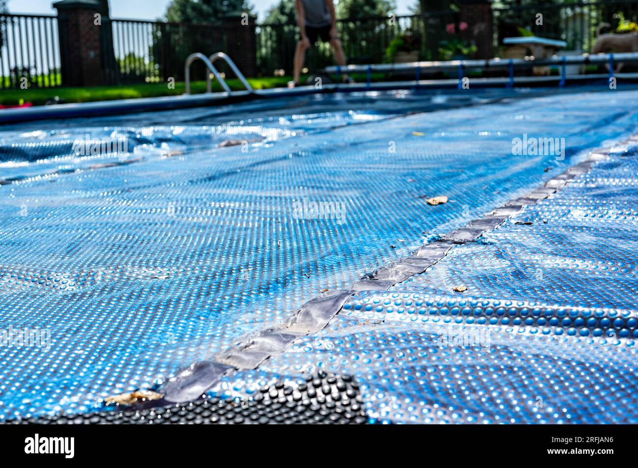 Single leave on a retractable floating pool cover to keep out leaves