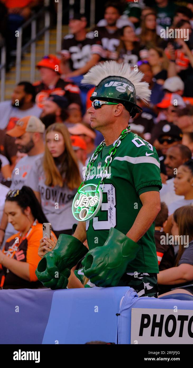 Cleveland Browns vs. Pittsburgh Steelers. Fans support on NFL Game.  Silhouette of supporters, big screen with two rivals in background Stock  Photo - Alamy