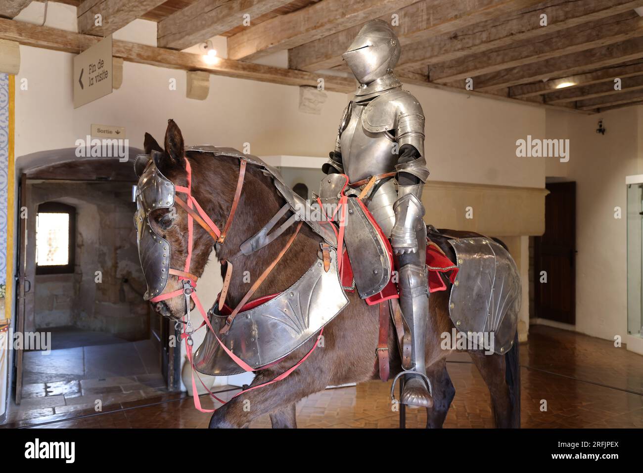 Cavalier à cheval en armure dans le Musée de la guerre au Moyen Âge du château fort de Castelnaud, Dordogne, Périgord, Nouvelle Aquitaine, France, Eur Stock Photo