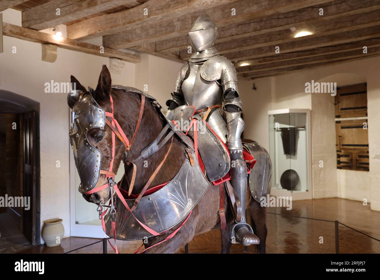 Cavalier à cheval en armure dans le Musée de la guerre au Moyen Âge du château fort de Castelnaud, Dordogne, Périgord, Nouvelle Aquitaine, France, Eur Stock Photo