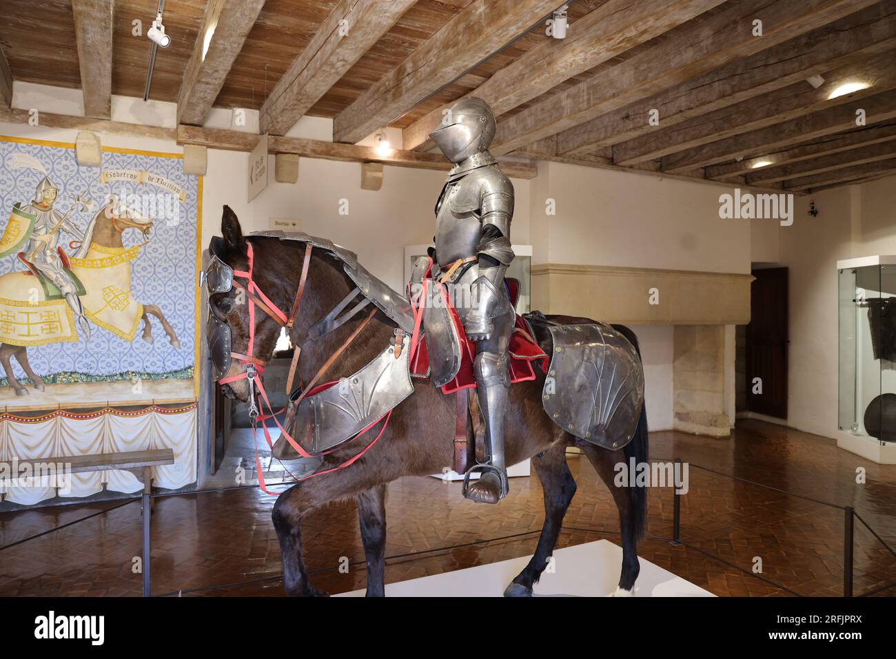 Cavalier à cheval en armure dans le Musée de la guerre au Moyen Âge du château fort de Castelnaud, Dordogne, Périgord, Nouvelle Aquitaine, France, Eur Stock Photo