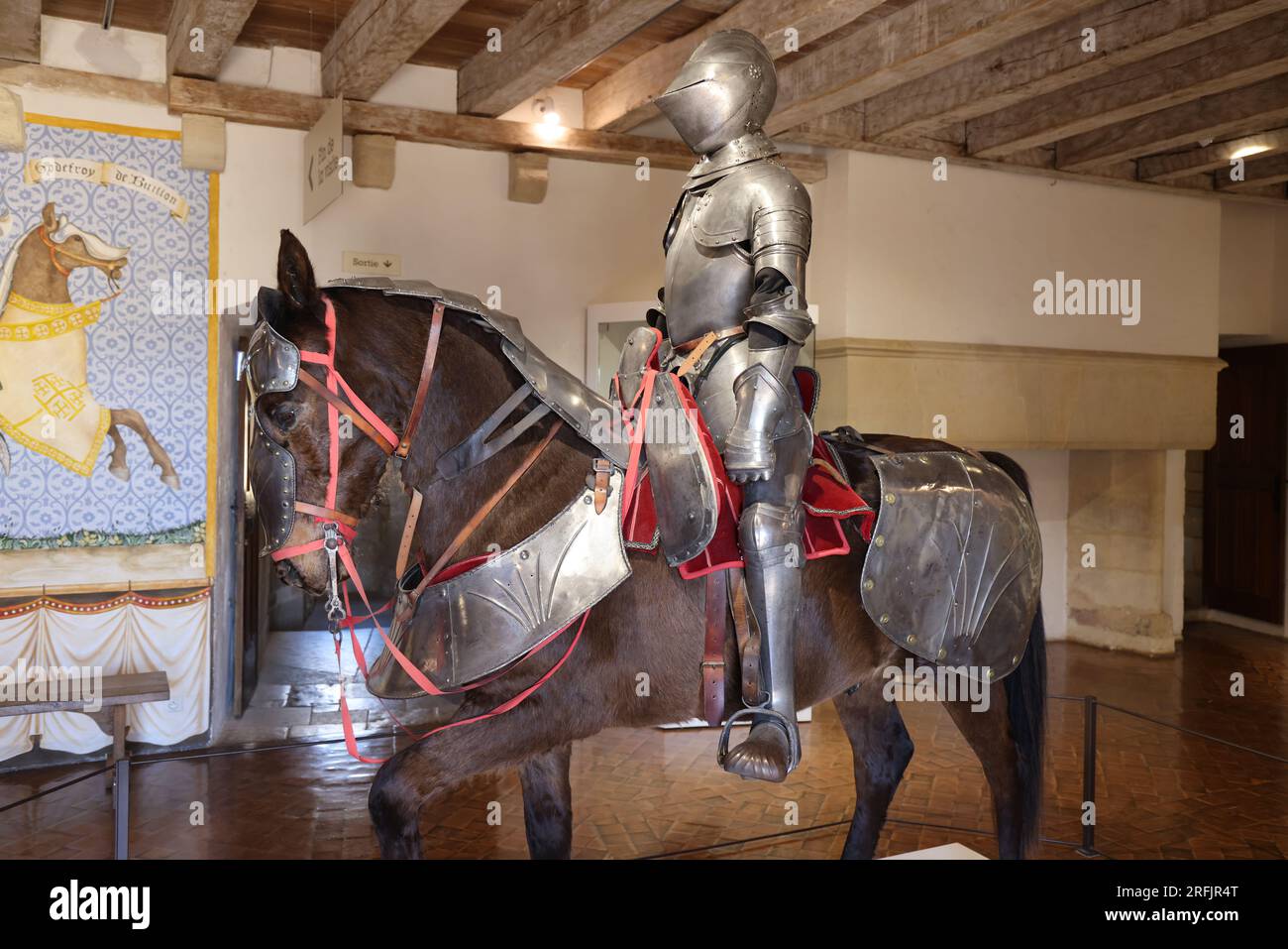 Cavalier à cheval en armure dans le Musée de la guerre au Moyen Âge du château fort de Castelnaud, Dordogne, Périgord, Nouvelle Aquitaine, France, Eur Stock Photo