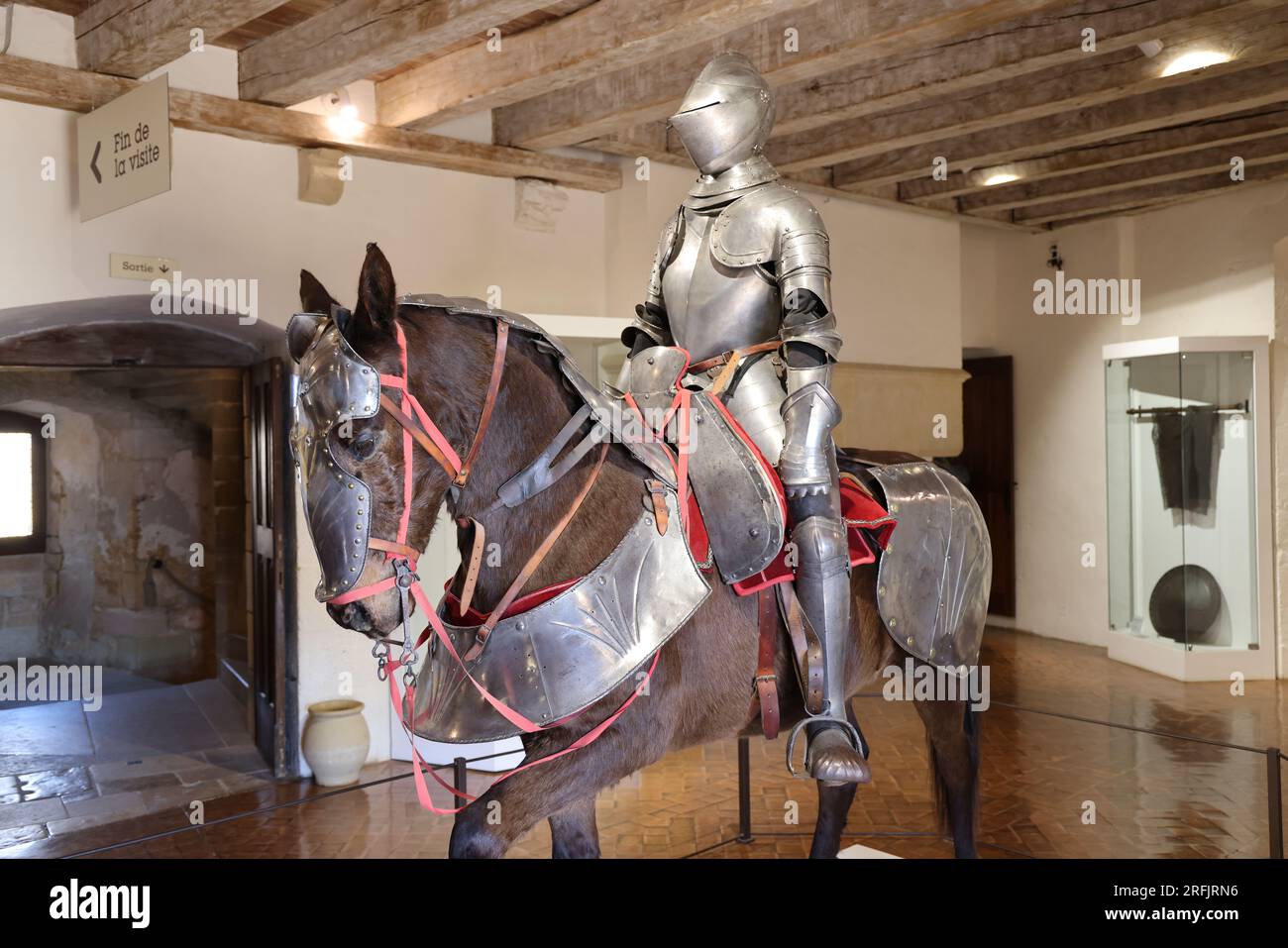 Cavalier à cheval en armure dans le Musée de la guerre au Moyen Âge du château fort de Castelnaud, Dordogne, Périgord, Nouvelle Aquitaine, France, Eur Stock Photo