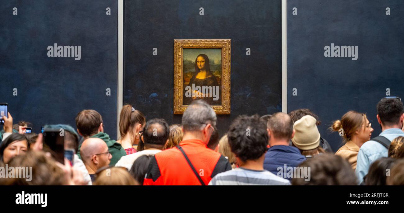 PARIS FRANCE APRIL 16 2023 Crowded Hall At Mona Lisa Italian 