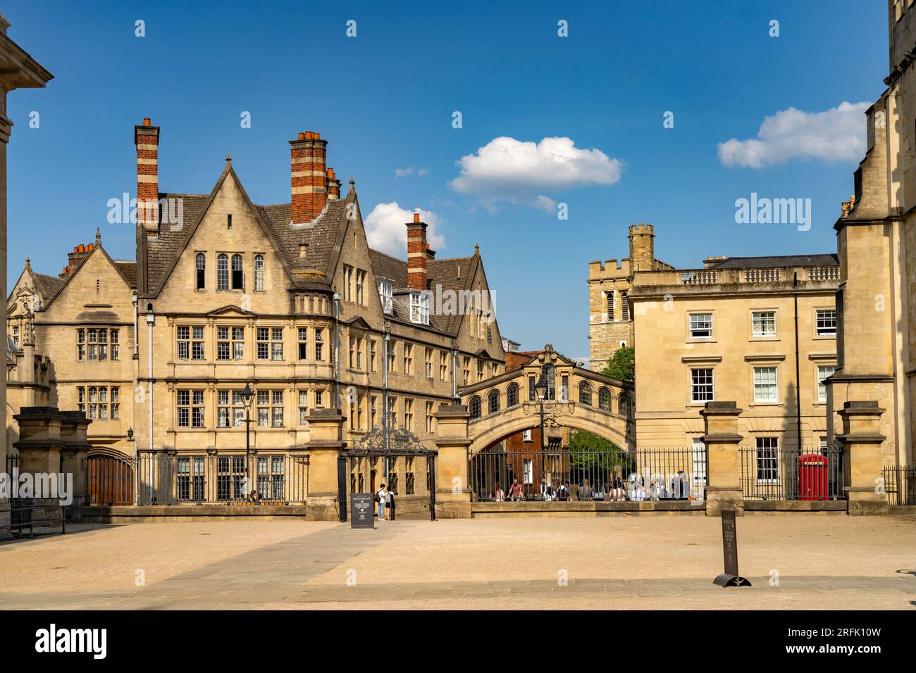 Das Zentrum mit Hertford College und Hertford Bridge oder Seufzerbrücke und New College in Oxford, Oxfordshire, England, Großbritannien, Europa  |  Ox Stock Photo