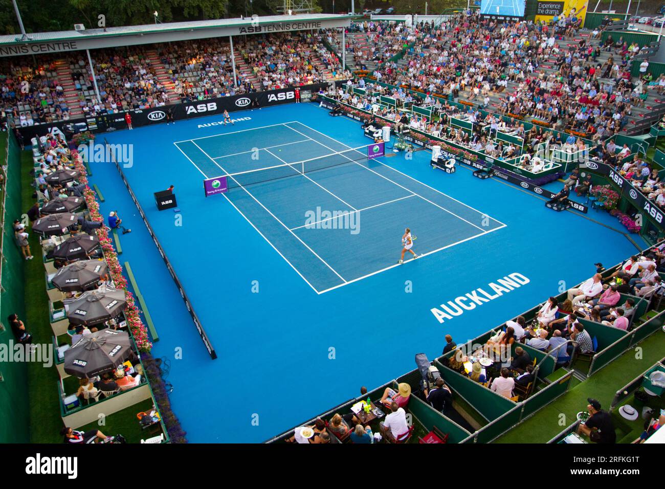 An overview of the ASB Tennis Centre in Auckland as Sara Errani, Italy, left, in plays Svetlana Kuznetsova, Russia  at the ASB Classic Women's Tennis Stock Photo