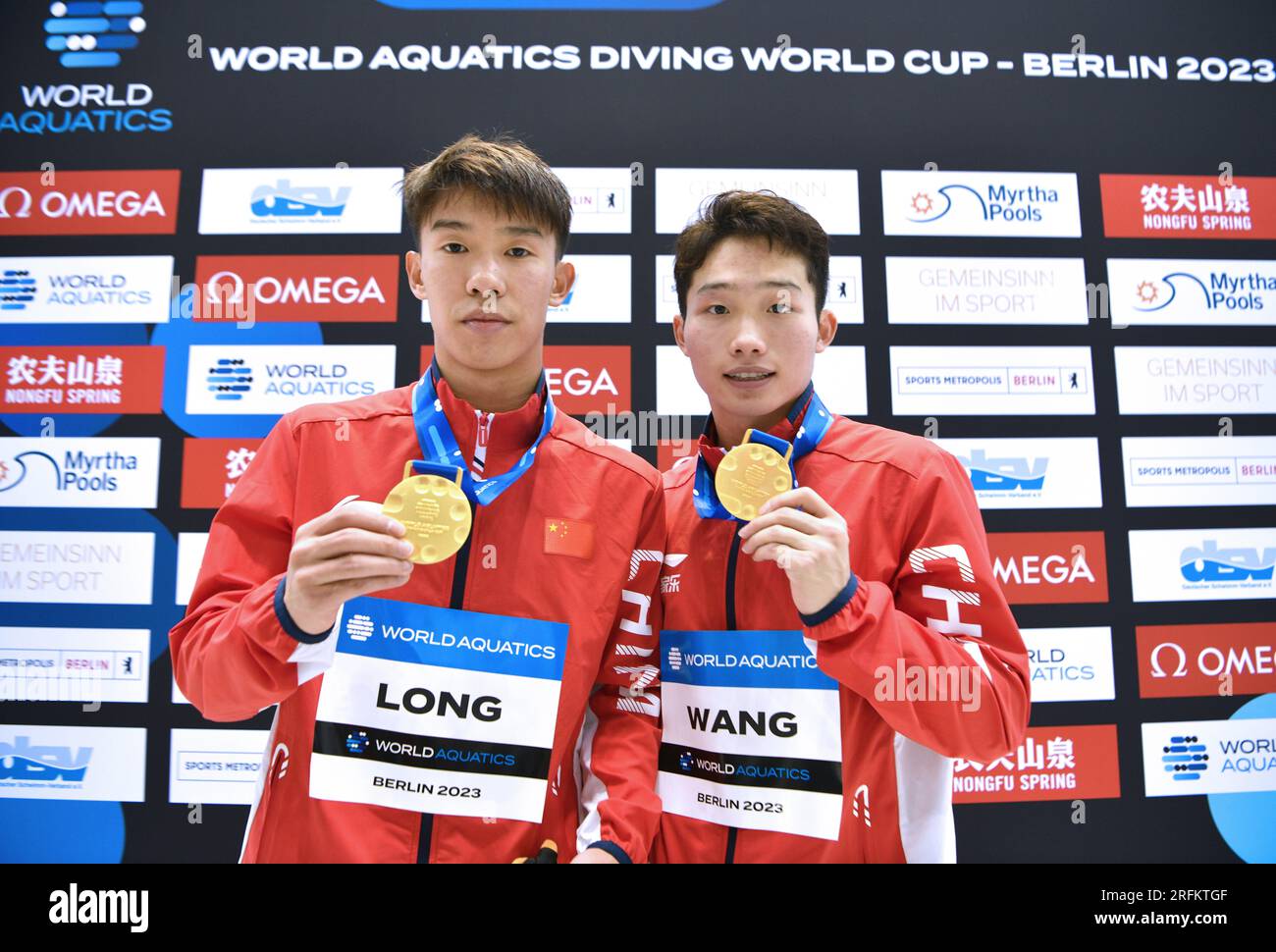Berlin, Germany. 4th Aug, 2023. Long Daoyi/Wang Zongyuan (R) of China pose for photos after the