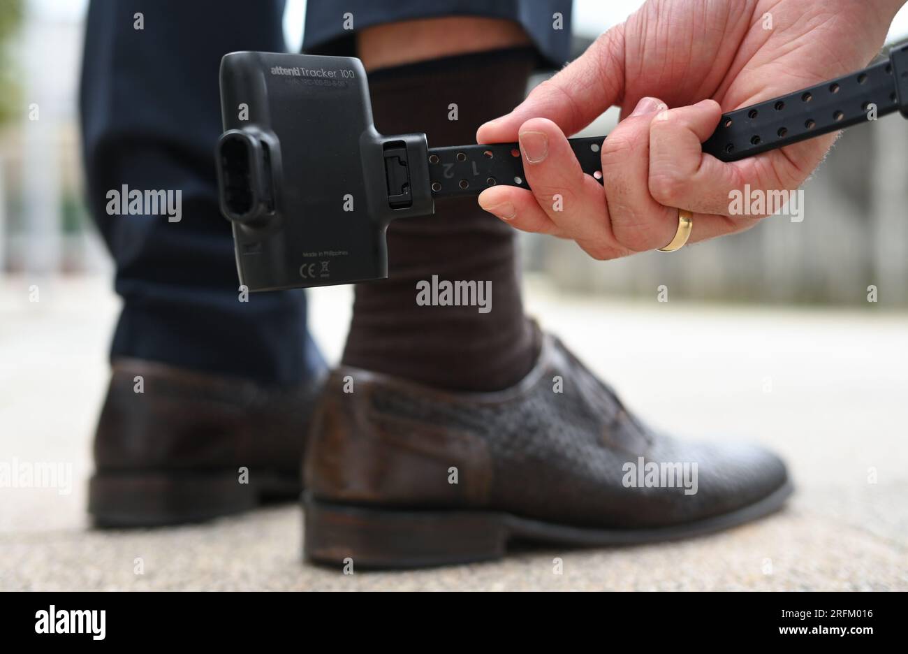 Weiterstadt, Germany. 04th Aug, 2023. A man holds an electronic
