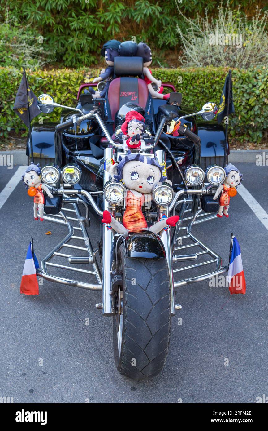 33rd edition of the BBW (Brescoudos Bike Week) which is the largest motorcycle gathering in the region. Crossing to Colombiers. Occitanie, france Stock Photo