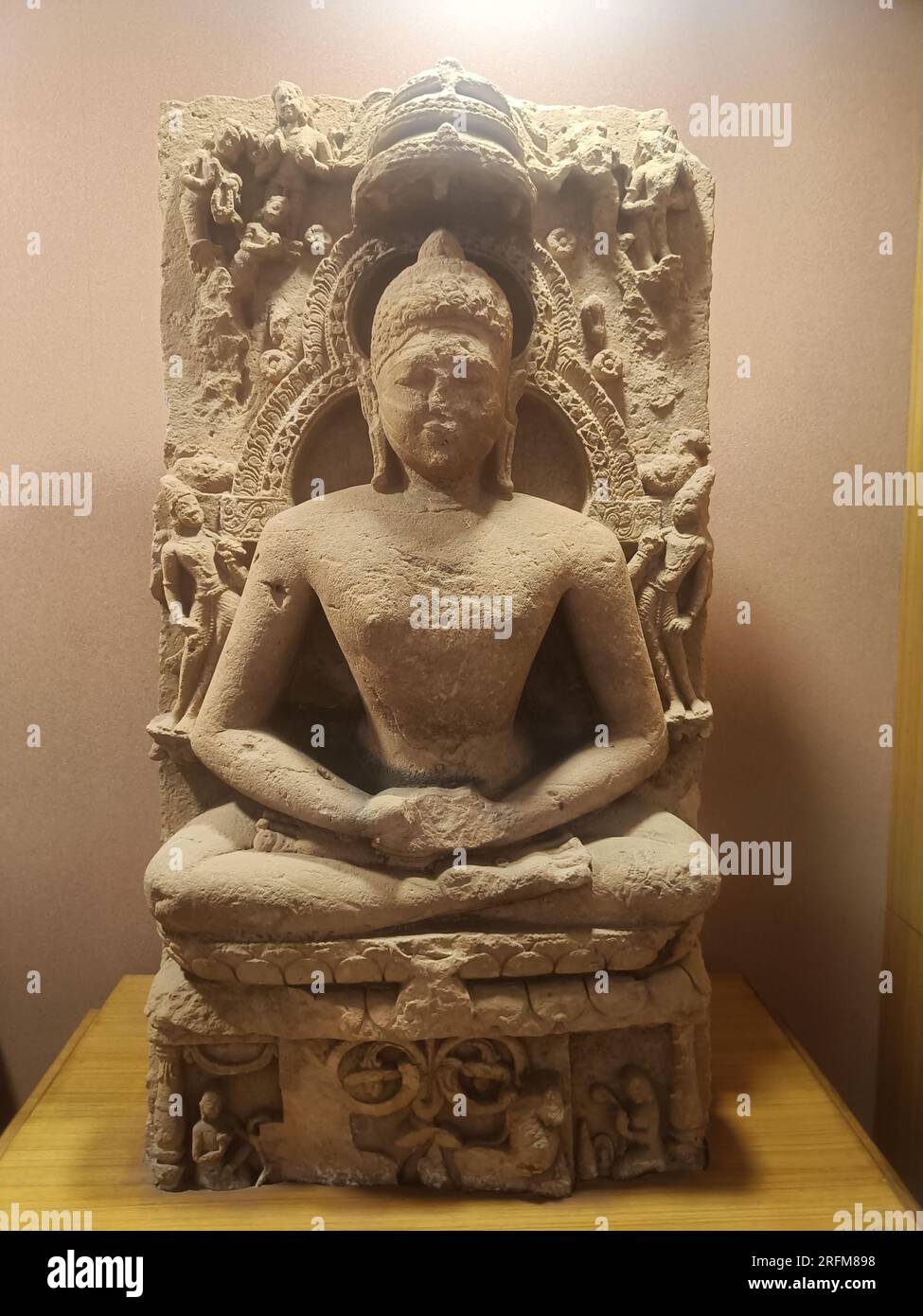 File:Gupti Dham - Neminatha statue.jpg - Wikimedia Commons