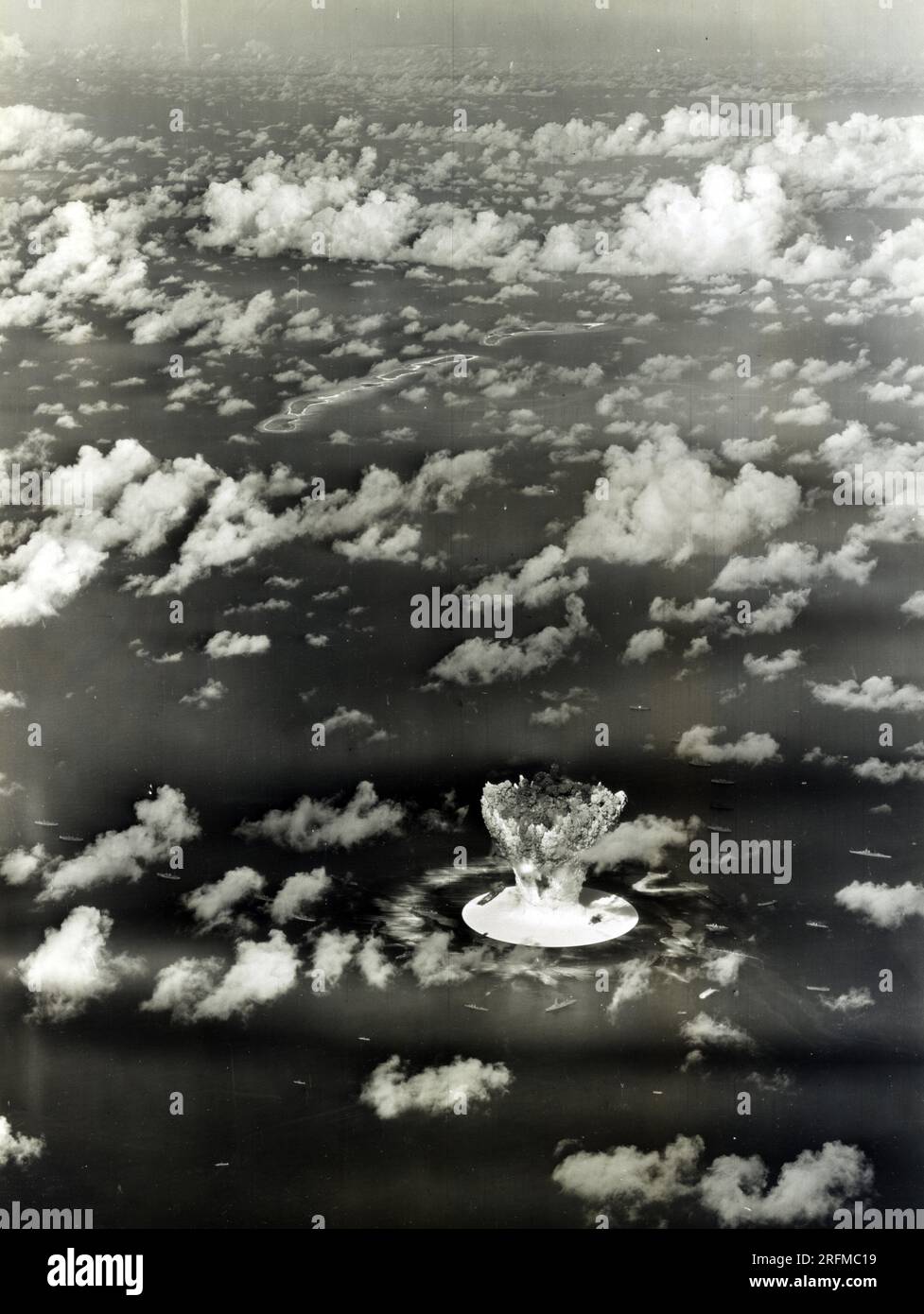 Mushroom cloud with ships below during Operation Crossroads nuclear weapons test on Bikini Atoll Stock Photo