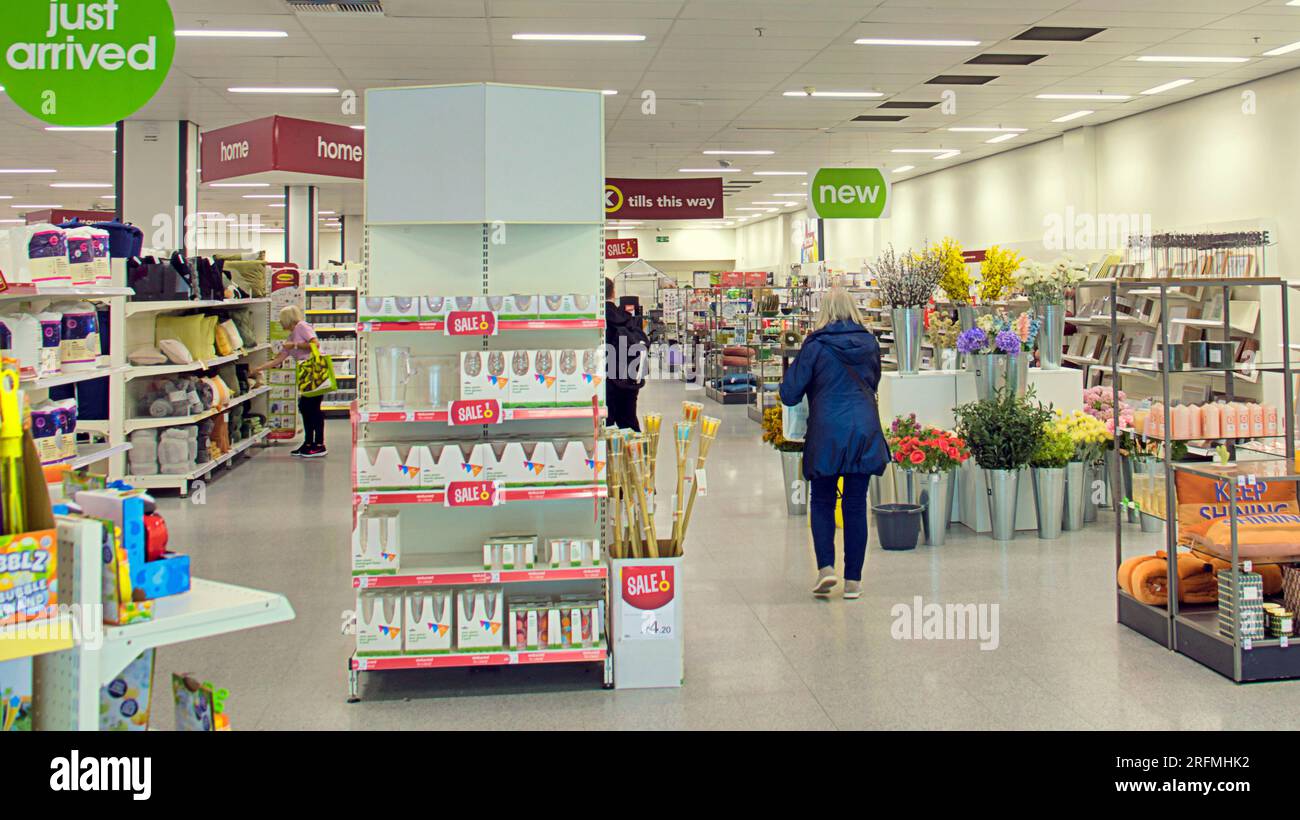Glasgow, Scotland, UK. 4th  August, 2023.Wilko in verge of collapse saw an empty clydebank store with only one till open and two staff today with no notices posted outside shop..  Credit Gerard Ferry/Alamy Live News Stock Photo