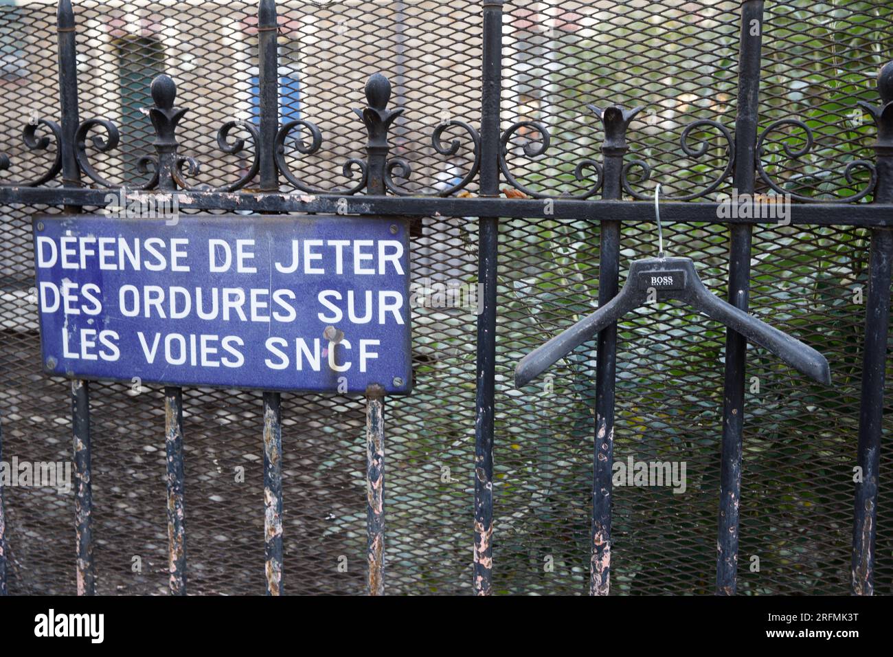 France, Ile-de-France region, Paris 16th arrondissement, boulevard Jules Sandeau, former Chemin de fer de Petite Ceinture, no littering sign, Stock Photo