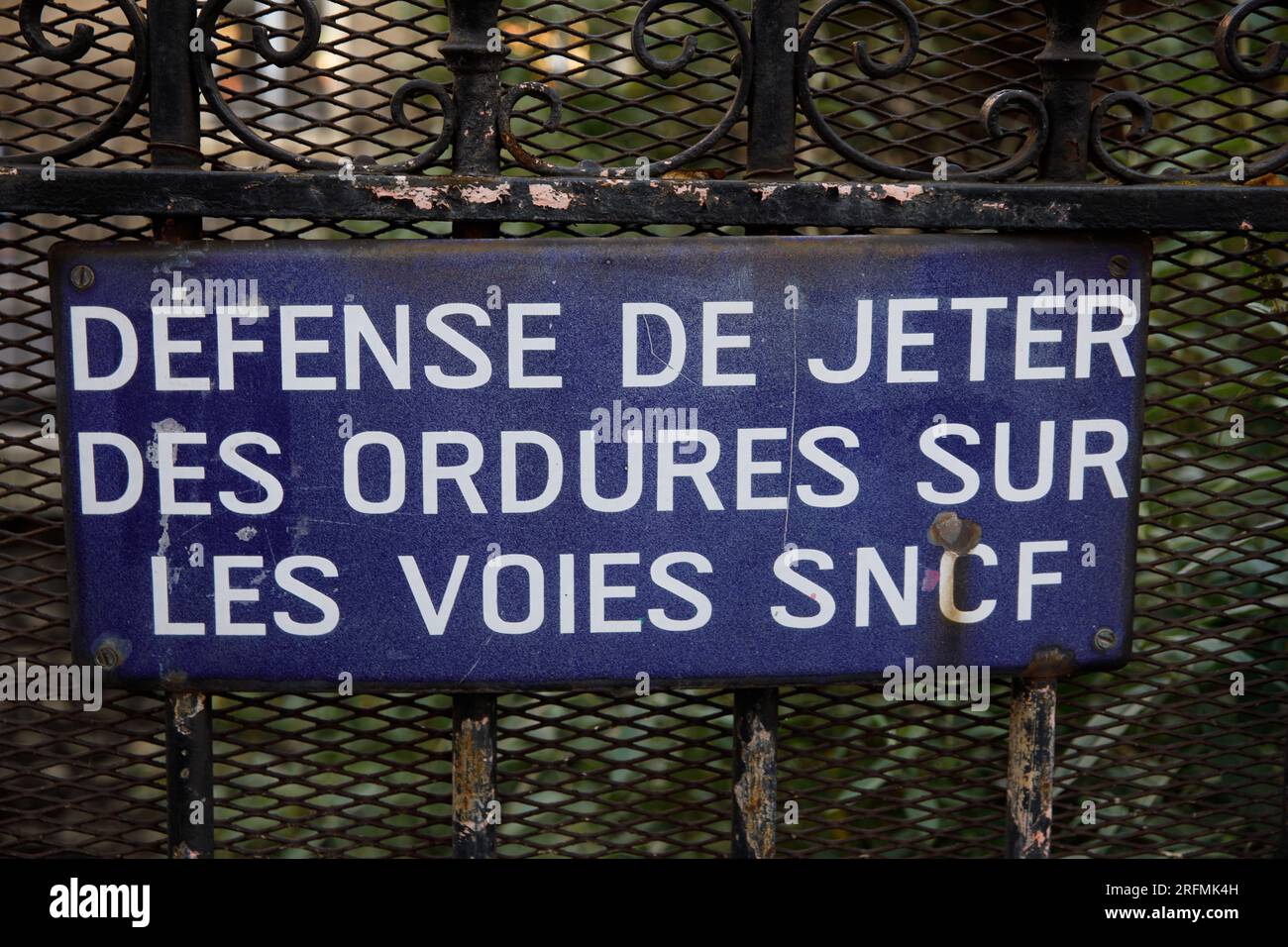 France, Ile-de-France region, Paris 16th arrondissement, boulevard Jules Sandeau, former Chemin de fer de Petite Ceinture, no littering sign, Stock Photo