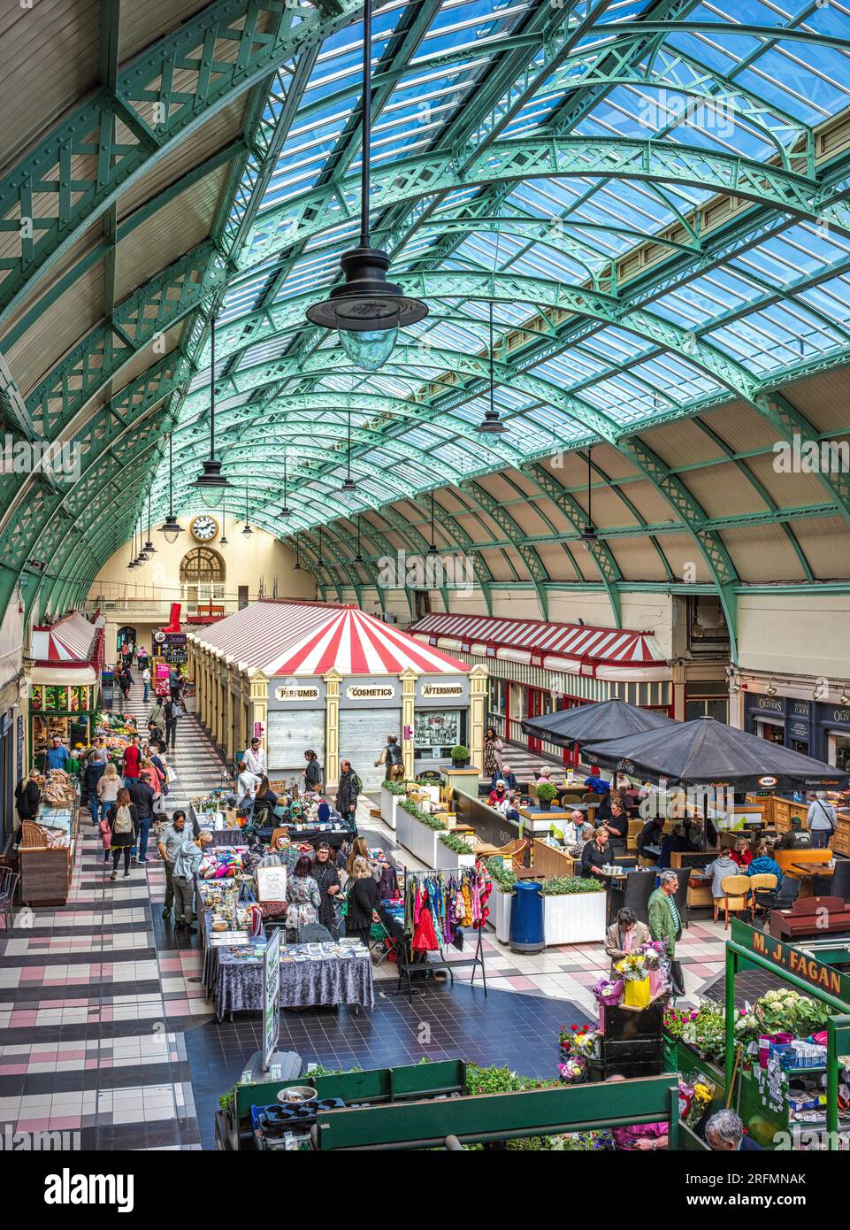 Indoor market stalls england hi-res stock photography and images - Alamy