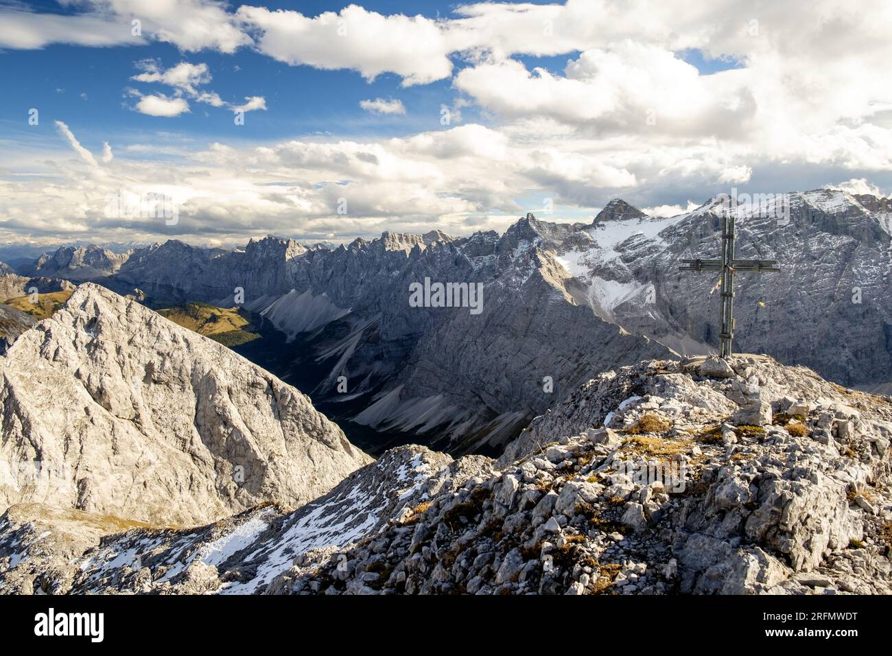 Gipfelpanorama östliche Karwendelspitze Stock Photo