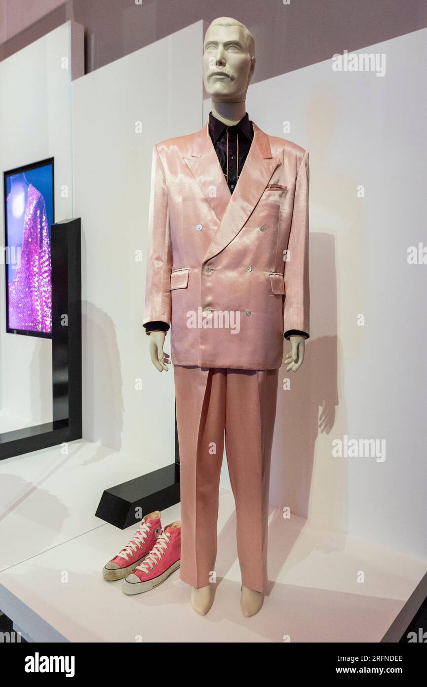 freddie mercury pink dress Anthem of the fight against oppression. 1984 Queen: I Want to Break Free.  And fabulous performance by Freddy Mercury. : r/WitchesVsPatriarchy