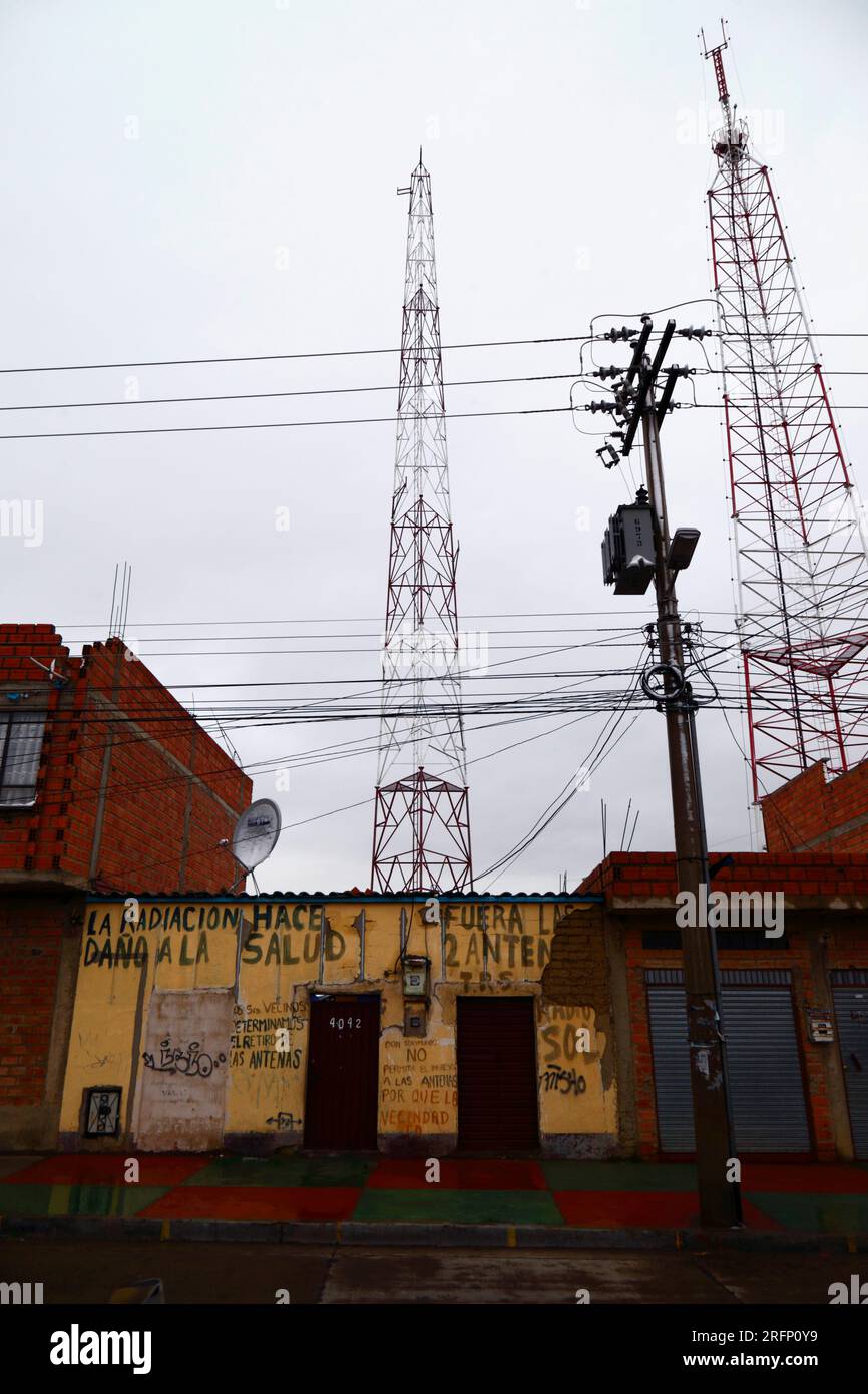 Graffiti protesting about possible health effects from radiation nearby radio and mobile phone masts and demanding their removal, El Alto, Bolivia Stock Photo
