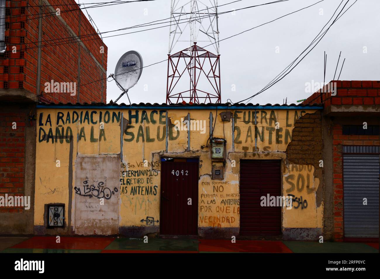 Graffiti protesting about possible health effects from radiation nearby radio and mobile phone masts and demanding their removal, El Alto, Bolivia Stock Photo