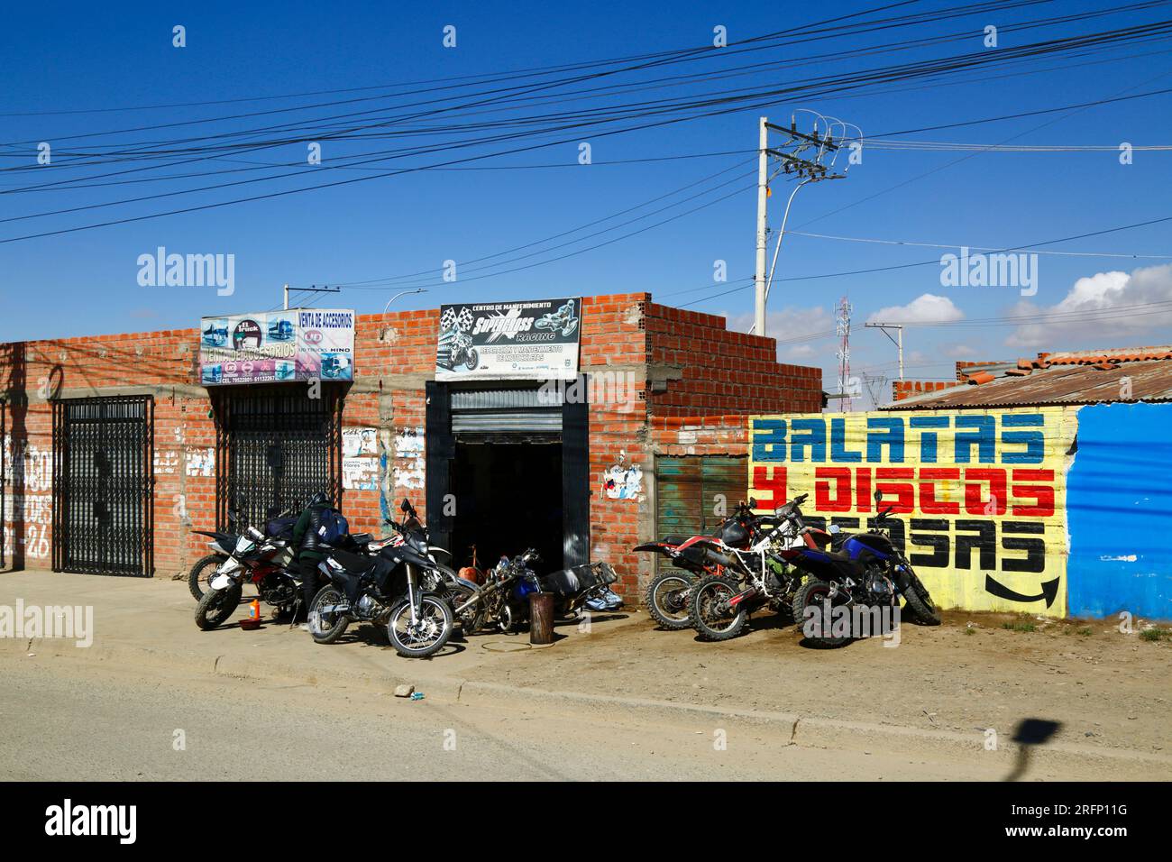 Motorbike mechanics repair and spares shop next to main road, El Alto, Bolivia Stock Photo