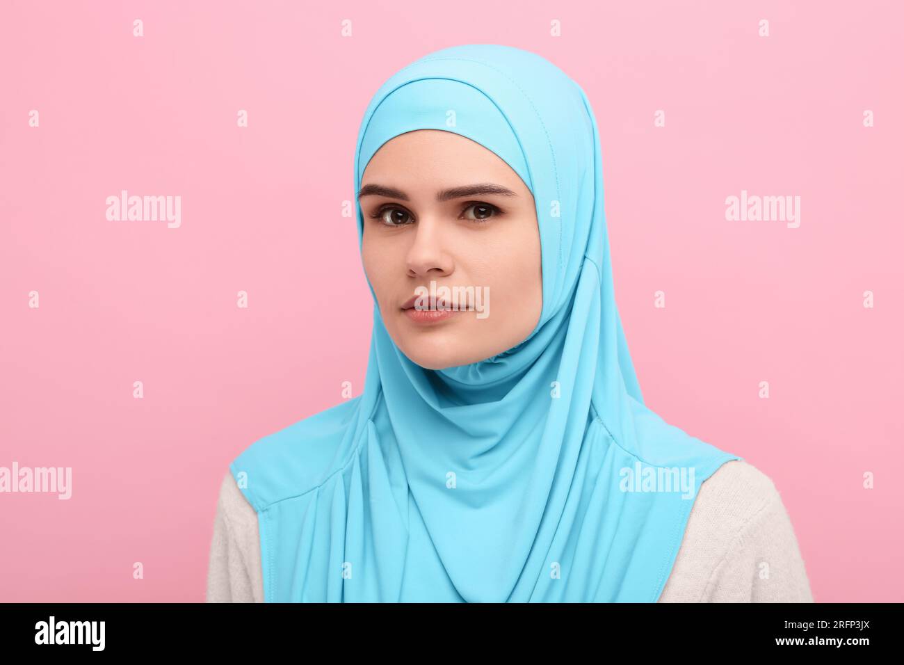 Portrait of Muslim woman in hijab on pink background Stock Photo - Alamy