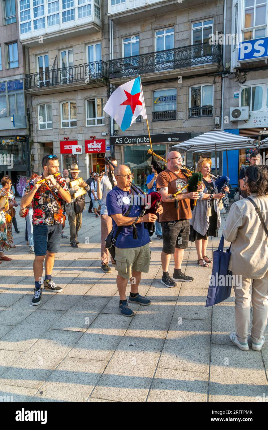 Bagpipe playing musicians BNG political party election campaign in plaza Praza Porto do Sol, city centre of Vigo, Galicia, Spain July 2023 Stock Photo