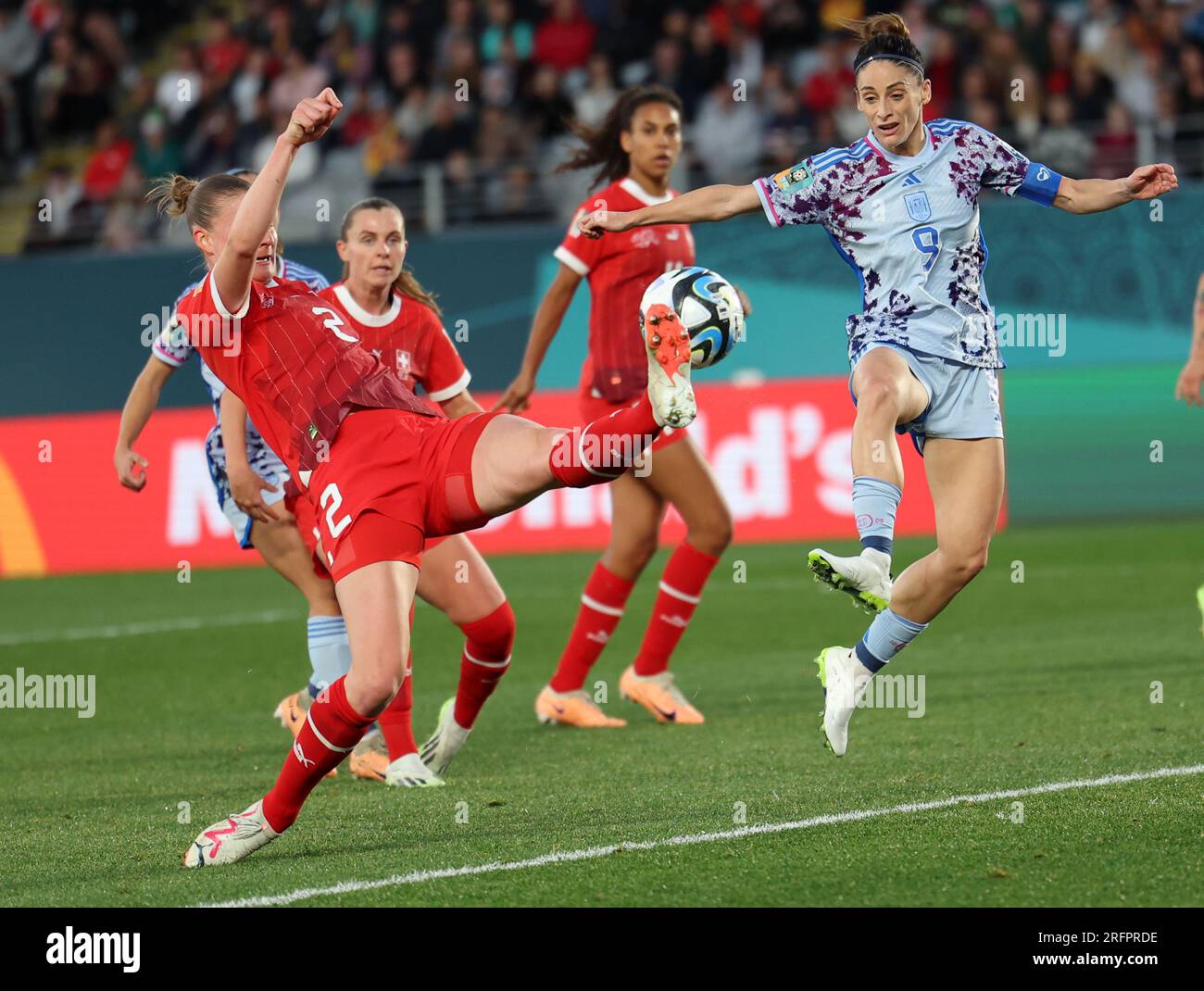 Auckland, New Zealand. 5th Aug, 2023. Esther Gonzalez (R, front) of Spain vies with Julia Stierli (L, front) of Switzerland during the round of 16 match between Switzerland and Spain at the FIFA Women's World Cup 2023 in Auckland, New Zealand, Aug. 5, 2023. Credit: Qin Lang/Xinhua/Alamy Live News Stock Photo