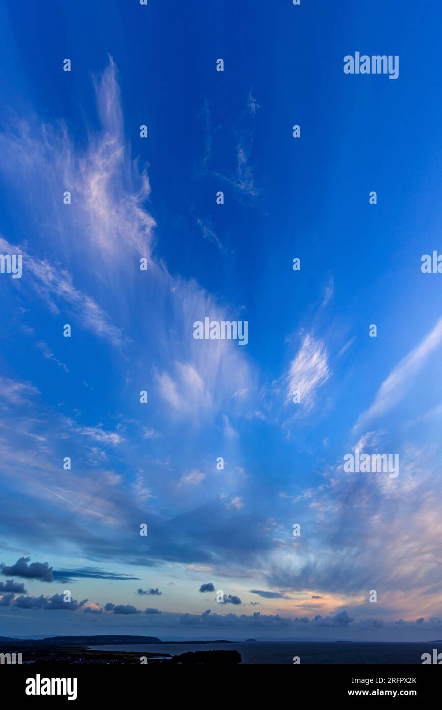 Thin cirrus cloud hi-res stock photography and images - Alamy