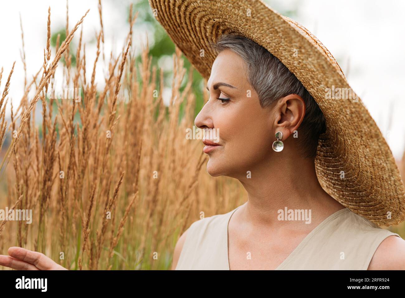 Woman in straw hat hi-res stock photography and images - Alamy