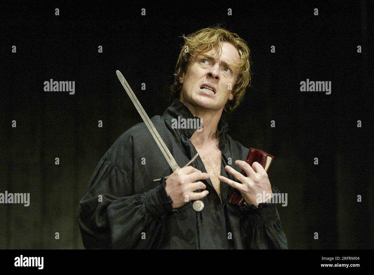 Toby Stephens (Hamlet) in HAMLET by Shakespeare at the Royal Shakespeare Company (RSC), Royal Shakespeare Theatre, Stratford-upon-Avon, England  21/07/2004  design: Tom Piper  lighting: Vince Herbert  director: Michael Boyd Stock Photo