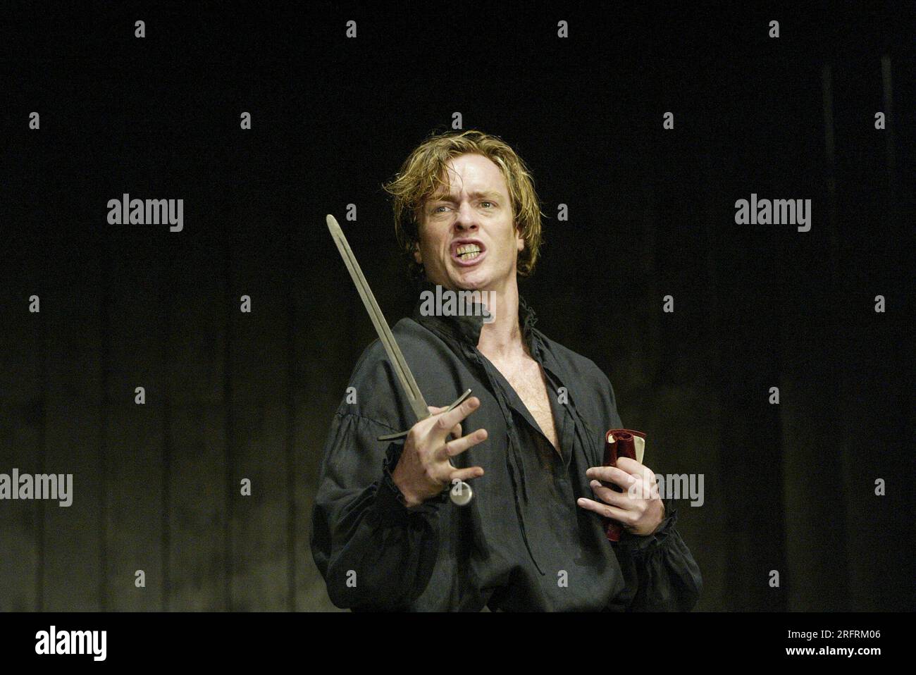 Toby Stephens (Hamlet) in HAMLET by Shakespeare at the Royal Shakespeare Company (RSC), Royal Shakespeare Theatre, Stratford-upon-Avon, England  21/07/2004  design: Tom Piper  lighting: Vince Herbert  director: Michael Boyd Stock Photo