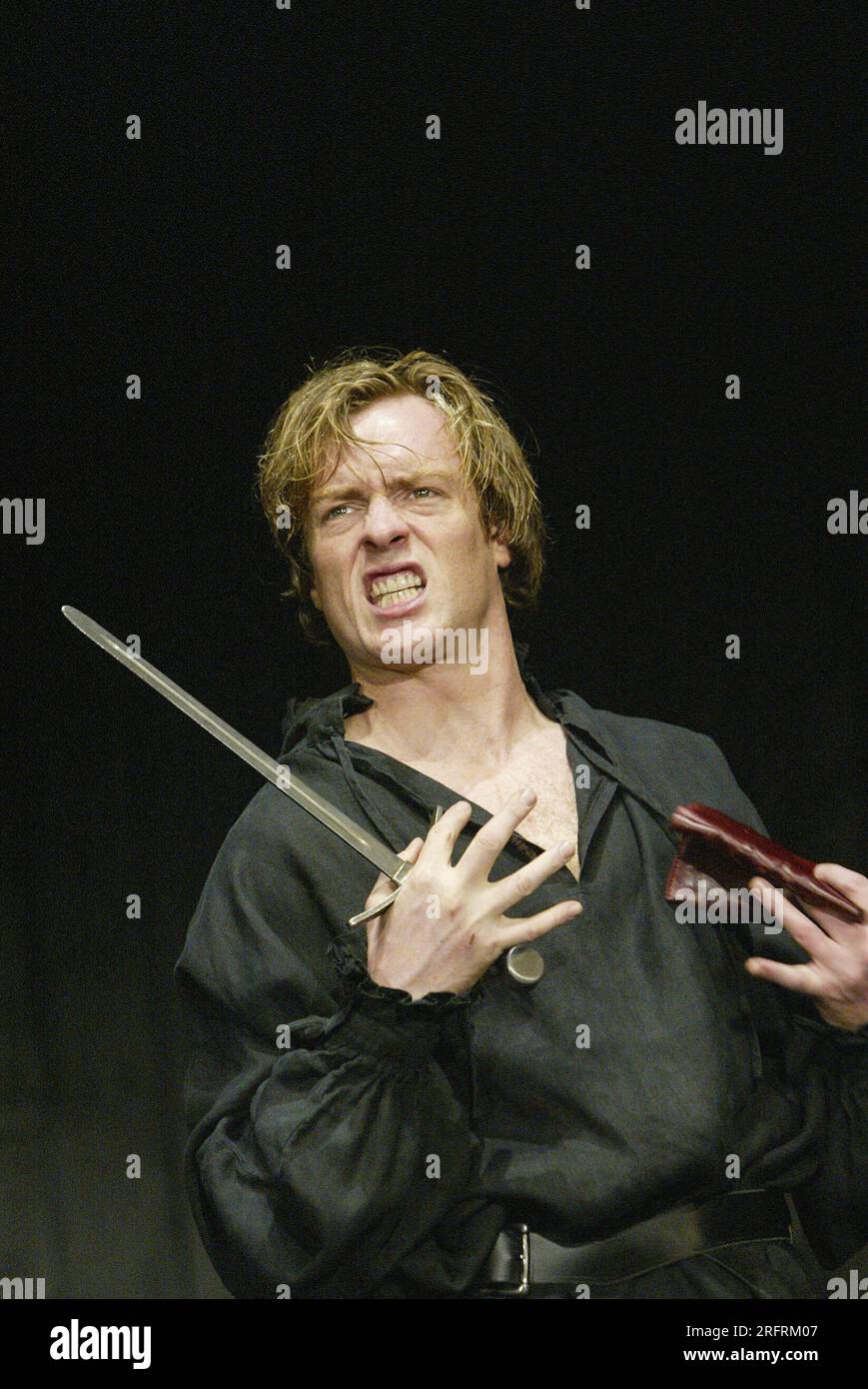 Toby Stephens (Hamlet) in HAMLET by Shakespeare at the Royal Shakespeare Company (RSC), Royal Shakespeare Theatre, Stratford-upon-Avon, England  21/07/2004  design: Tom Piper  lighting: Vince Herbert  director: Michael Boyd Stock Photo